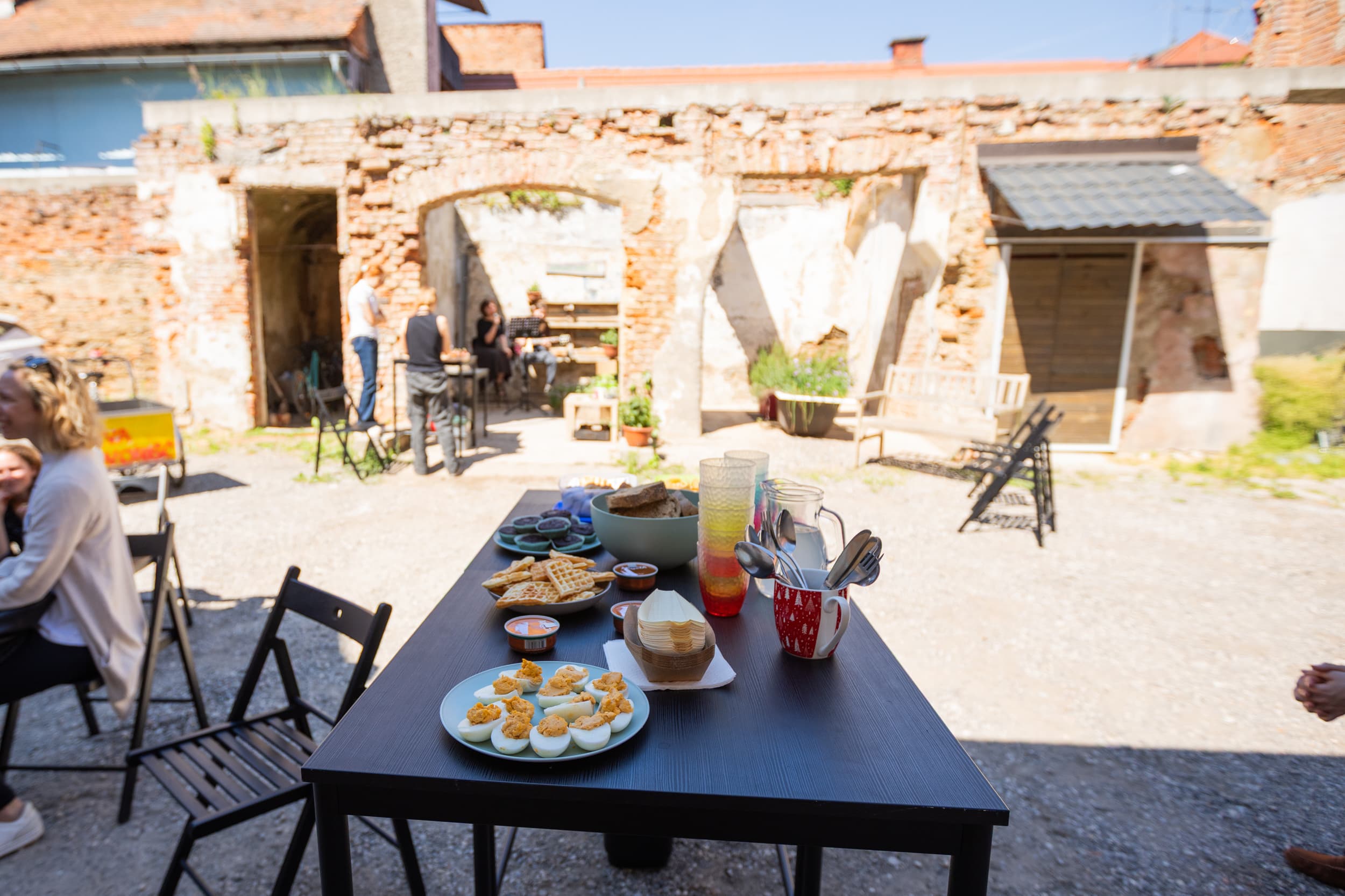 <p>Skupnostni brunch in izmenjevalnica rastlin na dvorišču</p>