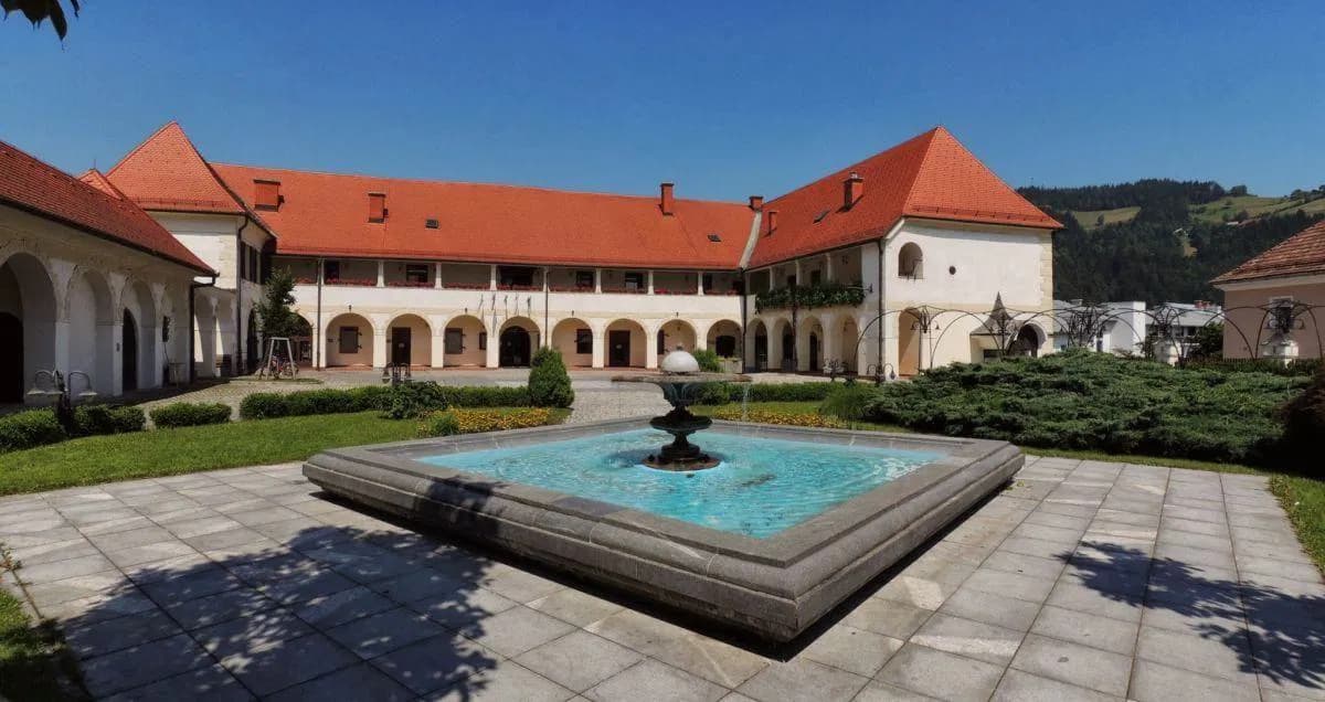 <p>Kočevje in Slovenj Gradec izbrana za projekt skupnostnega preoblikovanja dvorišč</p>